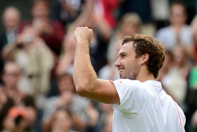 Ernest Gulbis se raduje z vítězství v zápase proti Tomáši Berdychovi ve Wimbledonu.