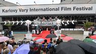 Právě včas přestalo tento pátek odpoledne pršet v Karlových Varech. Dlouho to vypadalo, že zahájení letošního ročníku filmového festivalu si před hotelem Thermal užijí jen ti, kdo mají deštník nebo pláštěnky.