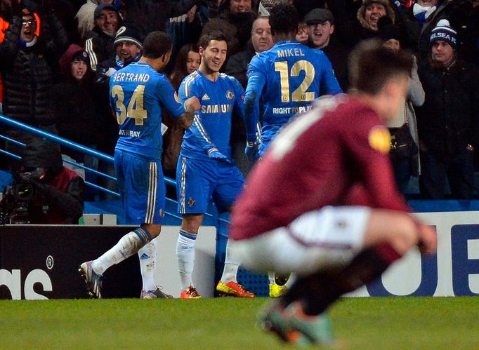 Fotbal, Evropská liga, Chelsea - Sparta:  Ryan Bertrand, Eden Hazard a John Obi Mikel