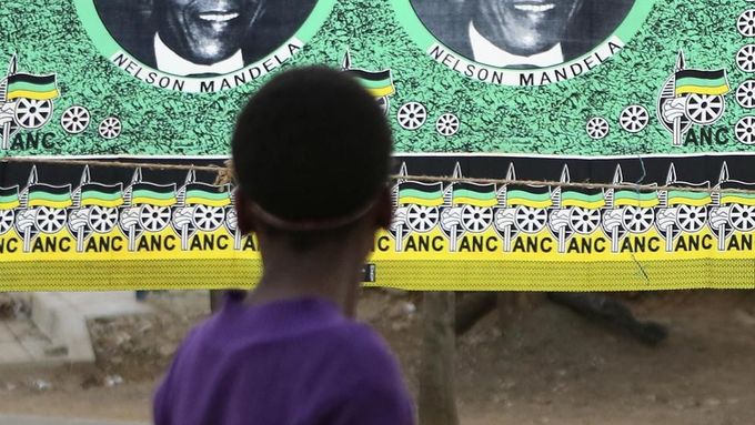 Plakáty s portrétem Nelsona Mandely v jihoafrickém Sowetu.