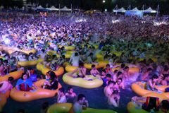 Záběry z Wu-chanu: V bazénu dováděly tisícovky lidí namačkaných na sebe