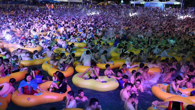 Záběry z wuhanské párty: Tisíce lidí namačkaných v bazénu