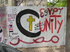 Revoluční malba na zdi v káhiře zdůrazňuje jednotu muslimů a křesťanů.