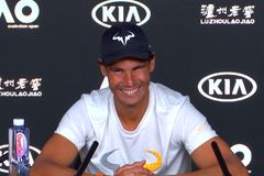 Video: Není tu nic zajímavého? Nadal si na tiskovce střílel ze spícího novináře