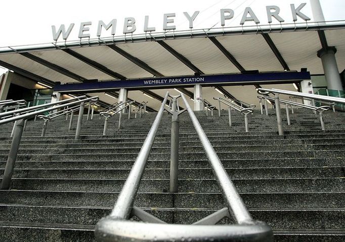 Stanice metra Wembley Park u slavného stadionu.