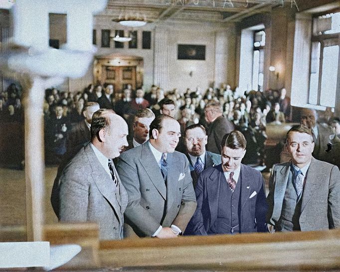 Chicagský gangster Al Capone během soudního přelíčení. Nedatováno (cca 30. léta). Kolorovaná fotografie