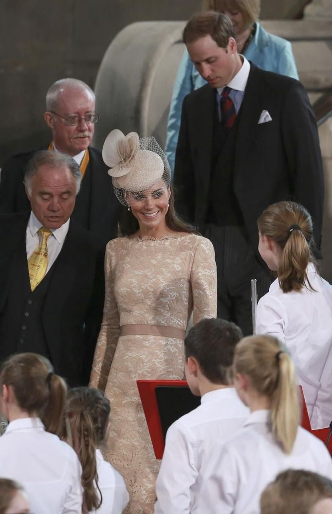 Britain's Prince William (top) and Catherine, Duchess of Cambridge (C) arrive for a lunch in Westminster Hall in the Palace of Westminster, to celebrate the Diamond Jubilee of Queen Elizabeth in central London June 5, 2012. Four days of nationwide celebrations during which millions of people have turned out to mark the Queen's Diamond Jubilee conclude on Tuesday with a church service and carriage procession through central London. REUTERS/Olivia Harris (BRITAIN - Tags: ANNIVERSARY ENTERTAINMENT POLITICS SOCIETY ROYALS) Published: Čer. 5, 2012, 1:31 odp.