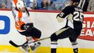 Obráce Philadelphia Flyers Andrej Meszaroš takto ztratil stabilitu po ataku Maxe Talbota z Pittsburghu.