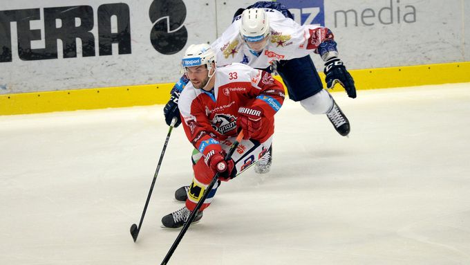 V uplynulé sezoně se o místo mezi elitou prali hokejisté Pardubic a Kladna, nakonec sestoupili Středočeši.
