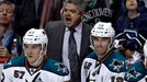 Todd McLellan řve na střídačce San Jose Sharks v play off 2013