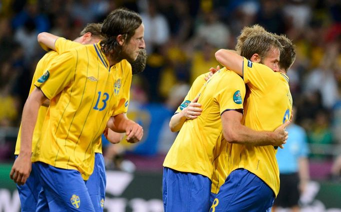 Švédští fotbalisté Jonas Olsson, Olof Mellberg a Anders Svensson slaví druhý gól v síti Angličanů ve skupině D na Euru 2012.