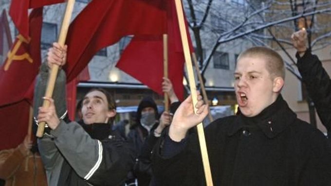 Aktivisté Komunistického svazu mládeže protestovali 17. prosince poblíž sídla Ústavního soudu v Brně.