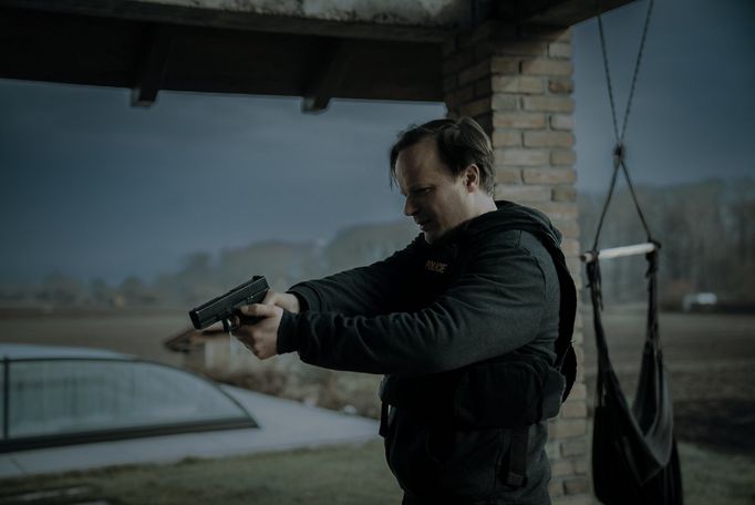 Kryštof Hádek jako vyšetřovatel Adam Beneš ve filmu Stvůry.