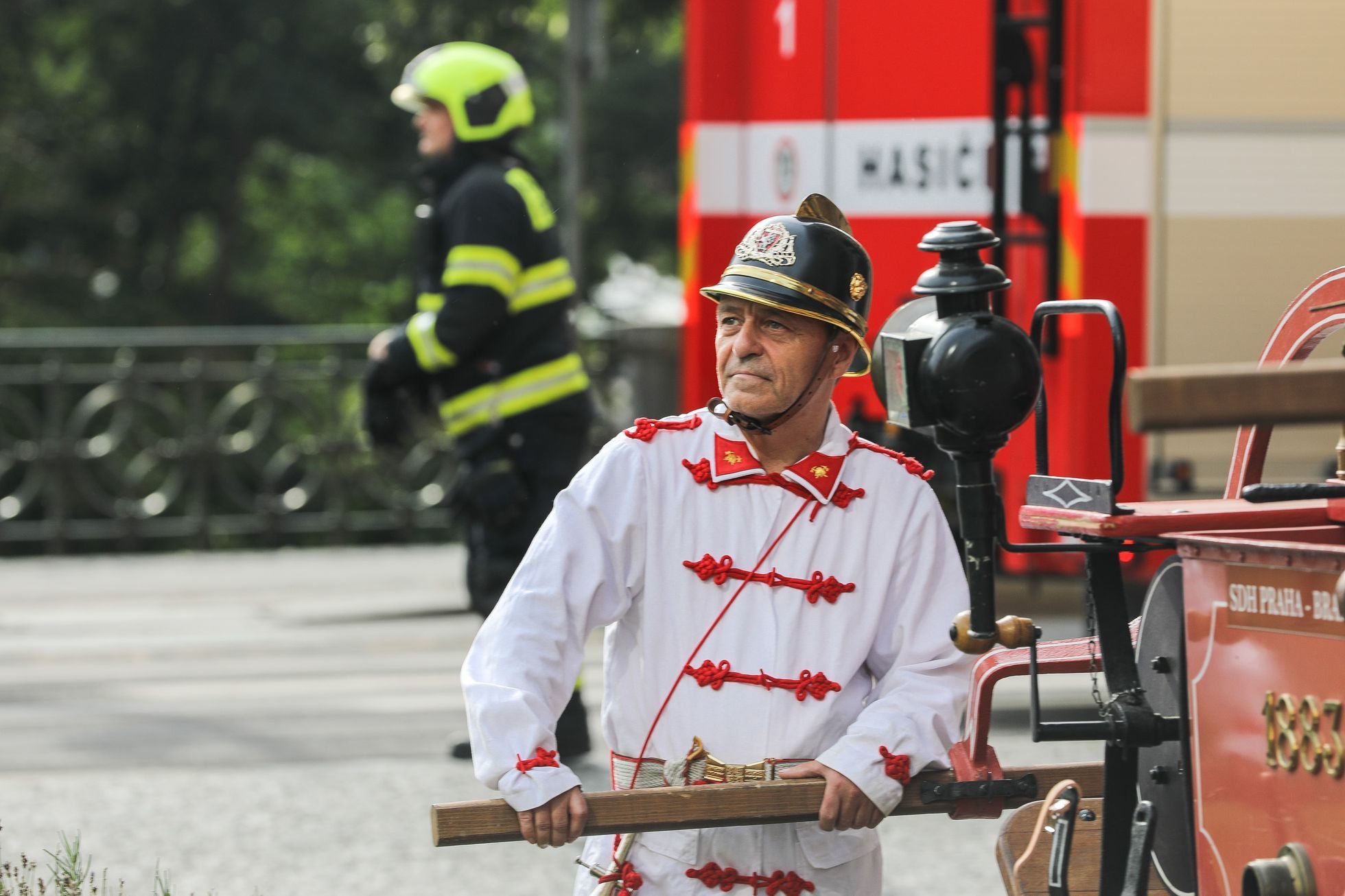 Ukázka požárního zásahu při příležitosti 140 let od požáru Národního divadla, hasiči, hašení