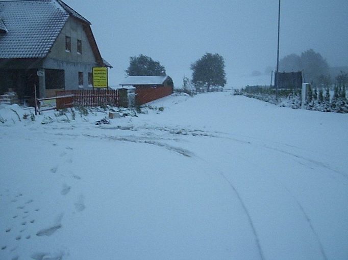 Sníh dnes zaskočil i obyvatele Polničky (okres Žďár nad Sázavou).