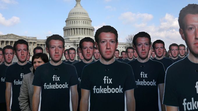 Fix yourself... (Demonstrace před americkým Kongresem, kde byl Mark Zuckerberg na slyšení.)