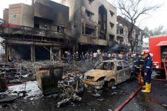 Islámský stát udeřil na šíity v Bagdádu. Při explozi bomby v autě zemřelo 12 lidí