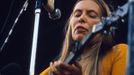 Joni Mitchell roku 1970 na festivalu Isle of Wight.