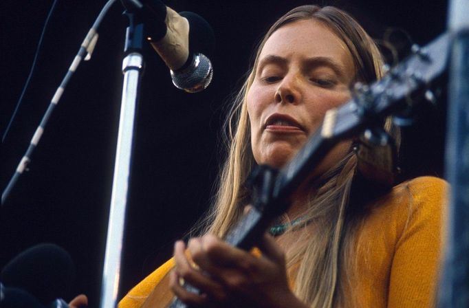 Joni Mitchell roku 1970 na festivalu Isle of Wight.