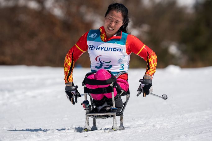 Yawei Jin (Čína) při závodě běžkařek na 12 kilometrů