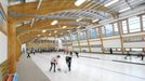 …a dále pak ale i sportoviště pro curling, společenské místnosti, kanceláře a prostory pro trenéry a sportovce místní Hockey Academy.