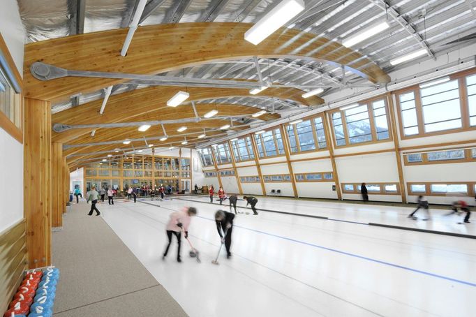 …a dále pak ale i sportoviště pro curling, společenské místnosti, kanceláře a prostory pro trenéry a sportovce místní Hockey Academy.