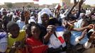 People gather to greet French President Francois Hollande during his two-hour-long visit to Timbuktu February 2, 2013. Malians chanting "Thank you, France!" mobbed Hollande on Saturday as he visited the desert city of Timbuktu, retaken from Islamist rebels, and pledged France's sustained support for Mali to expel jihadists. REUTERS/Benoit Tessier (MALI - Tags: POLITICS CIVIL UNREST CONFLICT) Published: Úno. 2, 2013, 2:08 odp.