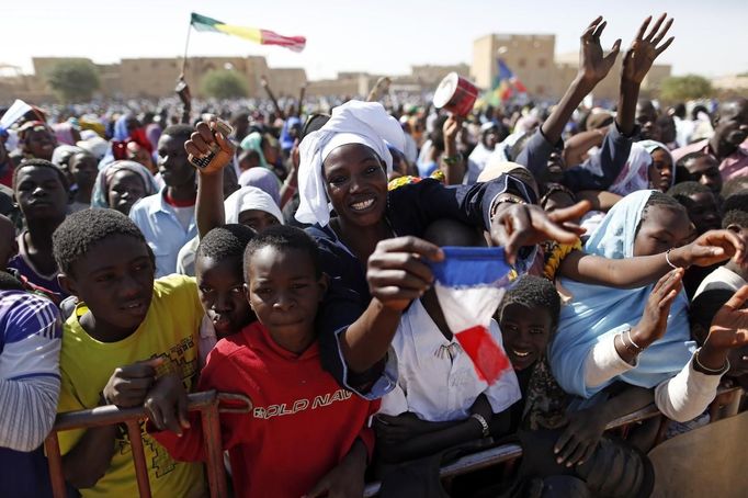 People gather to greet French President Francois Hollande during his two-hour-long visit to Timbuktu February 2, 2013. Malians chanting "Thank you, France!" mobbed Hollande on Saturday as he visited the desert city of Timbuktu, retaken from Islamist rebels, and pledged France's sustained support for Mali to expel jihadists. REUTERS/Benoit Tessier (MALI - Tags: POLITICS CIVIL UNREST CONFLICT) Published: Úno. 2, 2013, 2:08 odp.