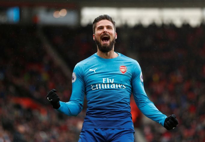 Olivier Giroud slaví vyrovnávací branku Arsenalu proti Southamptonu.