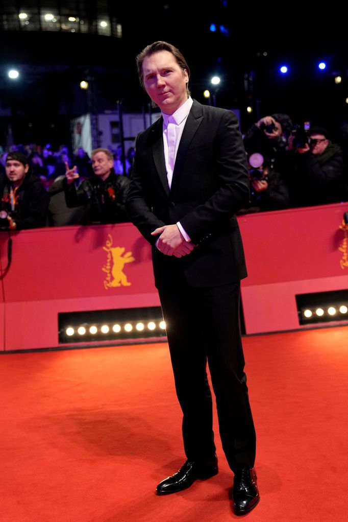 Herec Paul Dano na červeném koberci.