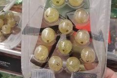 Ekologické peklo, komentují lidé kuličky hroznů v plastu. Jde o tradici, říkají firmy
