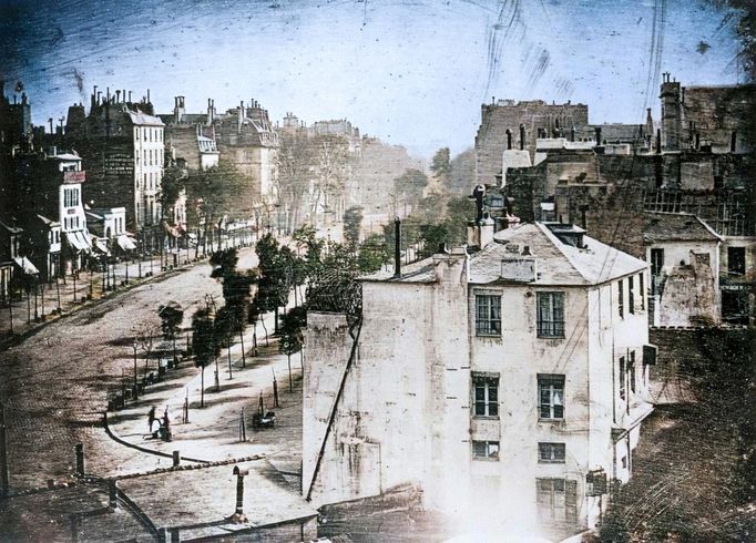 Louis Daguerre, Boulevard du Temple, Paříž, 3. obvod, daguerrotypie, rok 1838. Jedna z první pořízených fotografií na světě, na které je zachycen člověk.