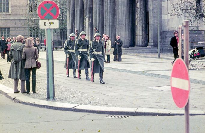 Tři vojáci východoněmecké pohraniční stráže při slavnostní výměně stráží před památníkem Neue Wache na třídě Unter den Linden v Berlíně, rok 1982.