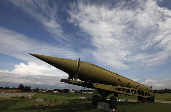 A deactivated Soviet-era SS-4 medium range nuclear capable ballistic missile is displayed at the La Cabana fortress in Havana in this November 26, 2009 file photo. The 13-day missile crisis began on Oct. 16, 1962, when then-President John F. Kennedy first learned the Soviet Union was installing missiles in Cuba, barely 90 miles (145 km) off the Florida coast. After secret negotiations between Kennedy and Soviet Premier Nikita Khrushchev, the United States agreed not to invade Cuba if the Soviet Union withdrew its missiles from the island. Picture taken November 26, 2009. REUTERS/Desmond Boylan/Files (CUBA - Tags: POLITICS MILITARY ANNIVERSARY SOCIETY) Published: Říj. 16, 2012, 3:37 dop.