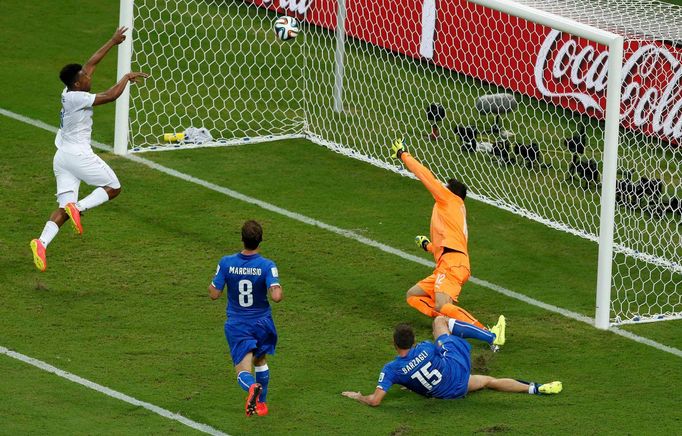 England's Daniel Sturridge (L) nearly scores an own goal while trying to clear the ball during the 2014 World Cup Group D soccer match against Italy at the Amazonia arena