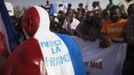 REFILE - CORRECTING IPTC CREDIT A Malian man painted in the colours of the French flag and with the words reading: "Thank you France" stands next to a crowd before the arrival of France's President Francois Hollande at the Independence Plaza in Bamako, Mali February 2, 2013. France will withdraw its troops from Mali once the Sahel state has restored sovereignty over its national territory and a U.N.-backed African military force can take over from the French soldiers, Hollande said on Saturday. REUTERS/Joe Penney (MALI - Tags: POLITICS CONFLICT TPX IMAGES OF THE DAY) Published: Úno. 2, 2013, 8:24 odp.