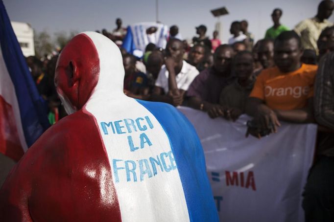 REFILE - CORRECTING IPTC CREDIT A Malian man painted in the colours of the French flag and with the words reading: "Thank you France" stands next to a crowd before the arrival of France's President Francois Hollande at the Independence Plaza in Bamako, Mali February 2, 2013. France will withdraw its troops from Mali once the Sahel state has restored sovereignty over its national territory and a U.N.-backed African military force can take over from the French soldiers, Hollande said on Saturday. REUTERS/Joe Penney (MALI - Tags: POLITICS CONFLICT TPX IMAGES OF THE DAY) Published: Úno. 2, 2013, 8:24 odp.