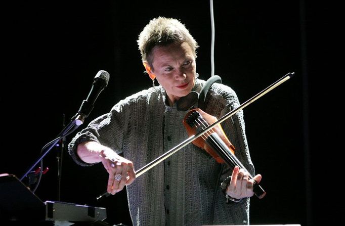 Hudebnice Laurie Anderson roku 2007 při koncertu v pražském Kongresovém centru.