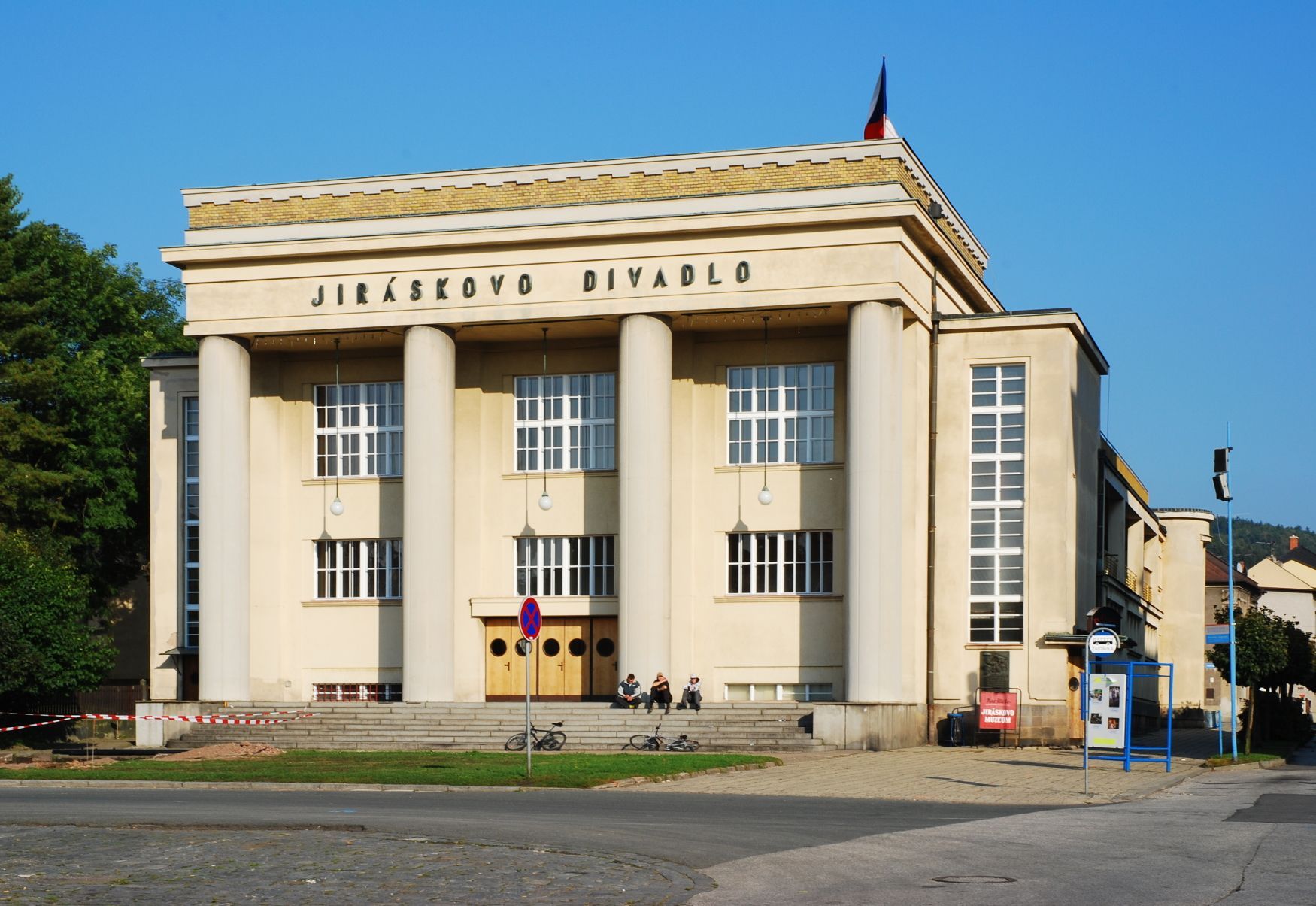 Jiráskova divadlo, Hronov