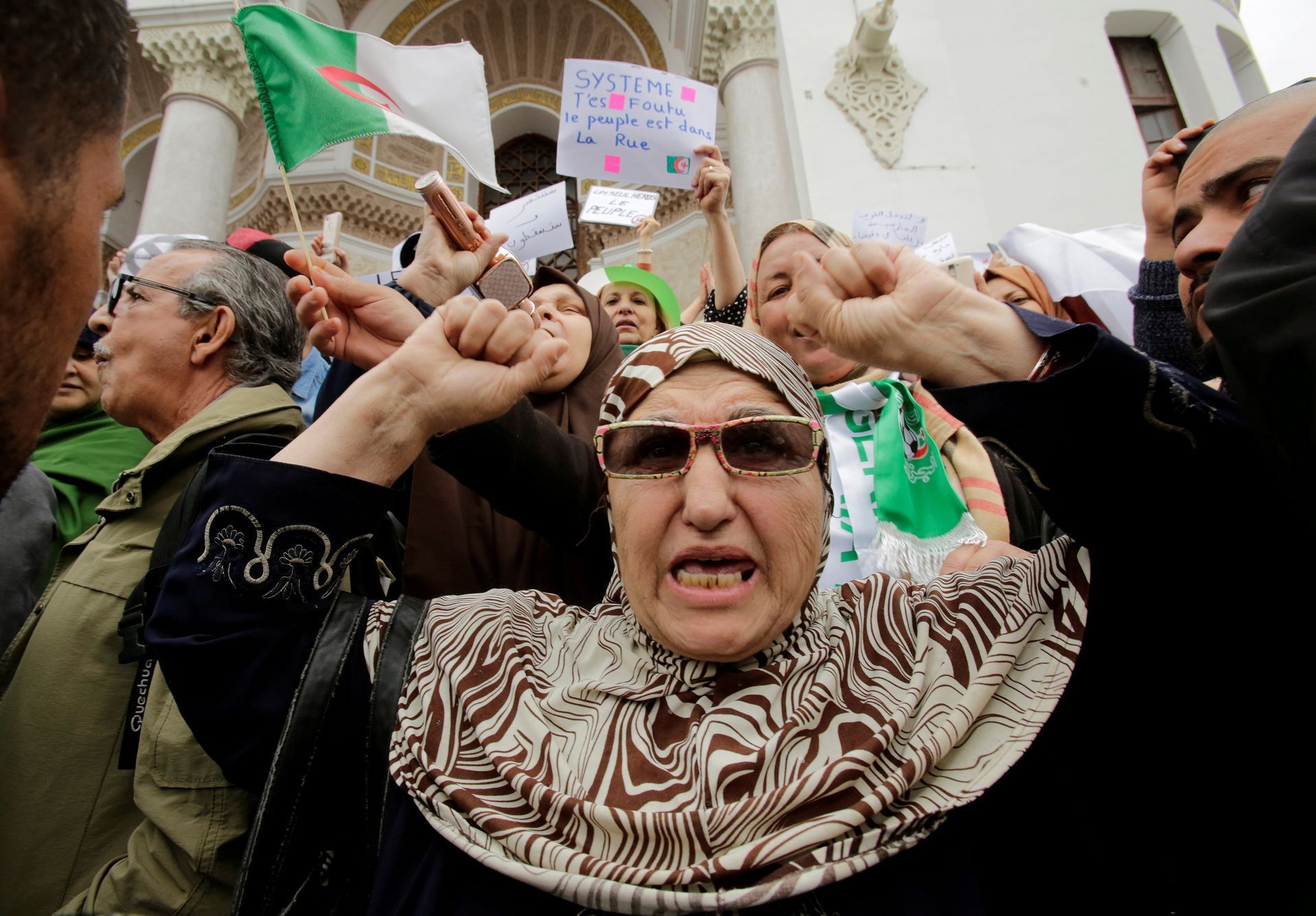 Protesty Alžířanů proti kandidatuře stávající prezidenta