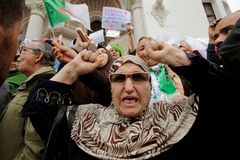 Nemocný alžírský prezident se vrátil do vlasti, protesty proti němu pokračují