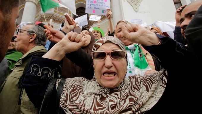 Protesty Alžířanů proti kandidatuře stávající prezidenta