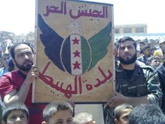 Opoziční bojovníci se znakem Svobodné syrské armády.