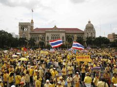 Protest stoupenců Lidové aliance pro demokracii (PAD) před sídlem premiéra v Bangkoku