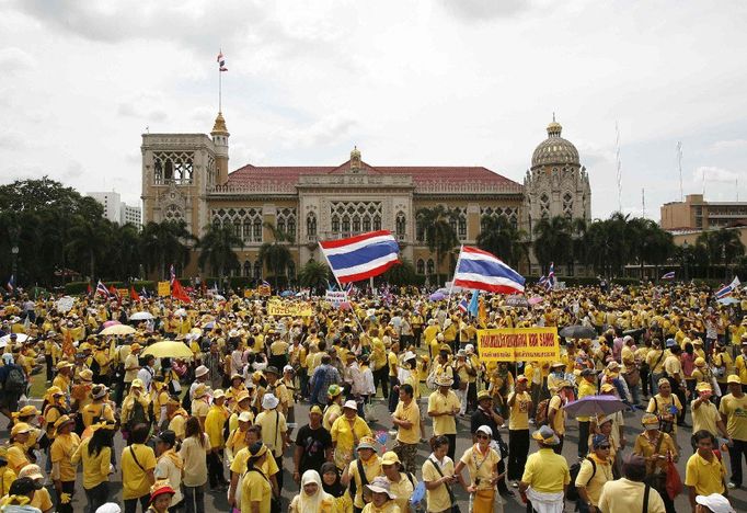 Protest stoupenců Lidové aliance pro demokracii (PAD) před sídlem premiéra v Bangkoku