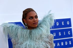 Obrazem: Beyoncé porazila Adele a ovládla ceny MTV. Pózovala i s matkami zastřelených černochů