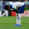 Zklamaný Bukayo Saka po porážce ve čtvrtfinále MS 2022 Anglie - Francie