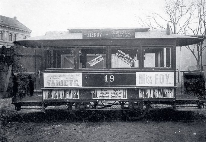 Archivní fotografie z historie tramvajové vozovny na Žižkově v Praze 3.