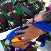 Zachráněné dítě po zemětřesení v Indonésii.