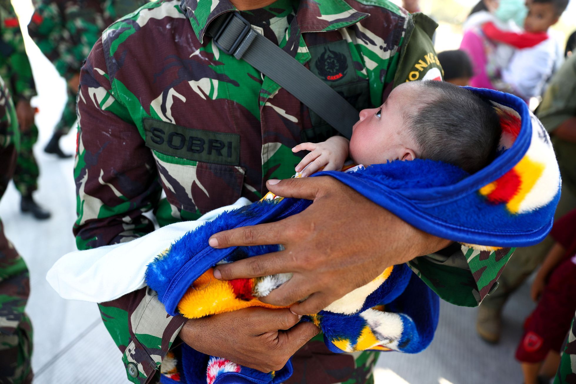 Zachráněné dítě po zemětřesení v Indonésii.
